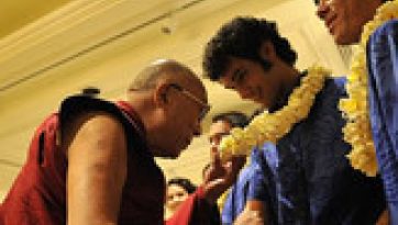 Dalai Lama arrives on Oahu, brings laughter to welcoming ceremony