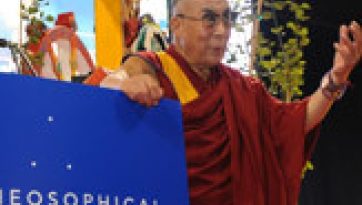 His Holiness Highlights Need for Religious Harmony at Chicago Public Talk by Theosophical Society
