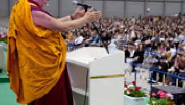 His Holiness the Dalai Lama teaches on transforming the mind on his first day in Japan